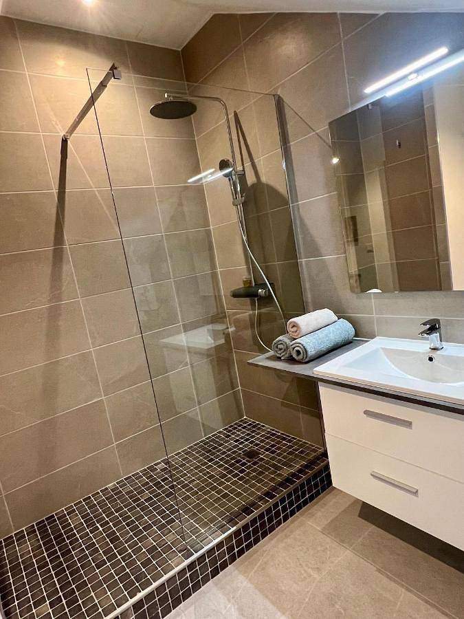 Chambre d’hôte pour 2 personnes, avec piscine et vue ainsi que balcon et jardin