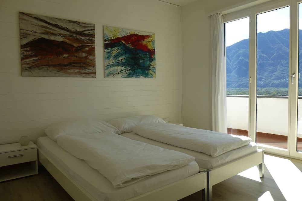 Traumhaftes Ferienhaus mit eigenem beheiztem Pool und Seeblick in Gordola, Tessiner Alpen