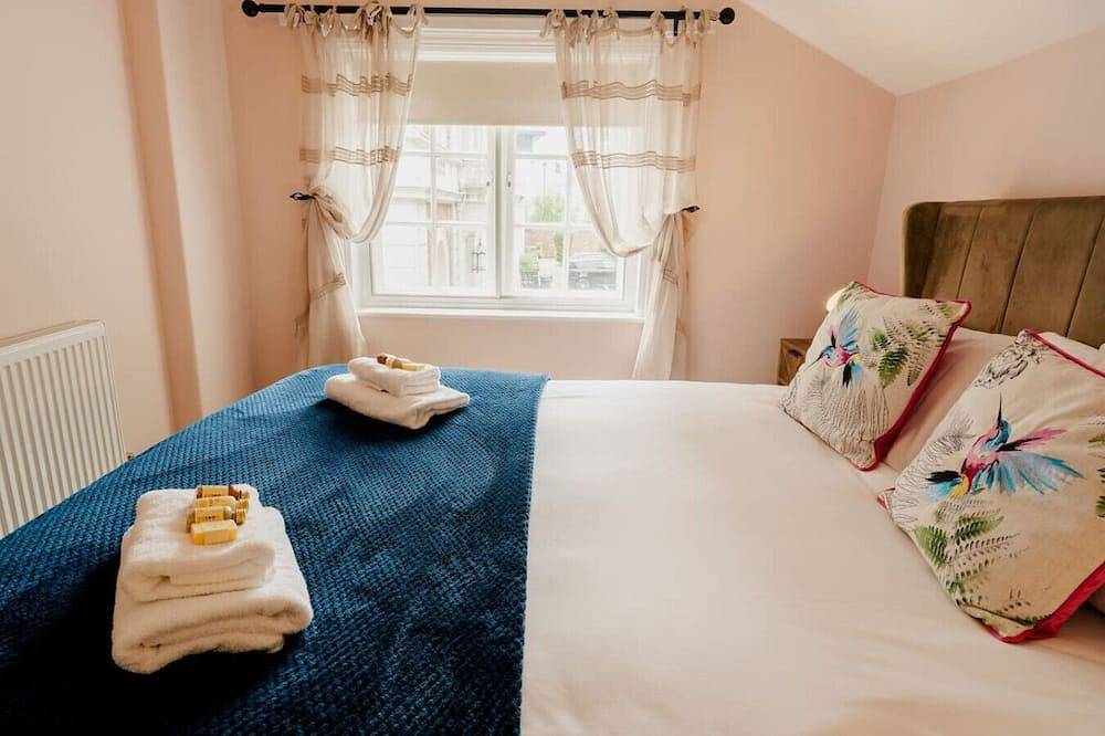 Well Located 2 Bed Cottage with Lovely River Views in Chester, Cheshire West and Chester