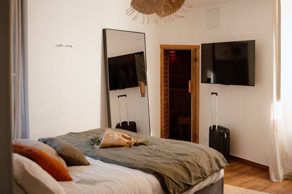 Entire apartment, Suite Cara - Atypical accommodation - Sauna & Spa in Brive-la-Gaillarde, Brive-la-Gaillarde region