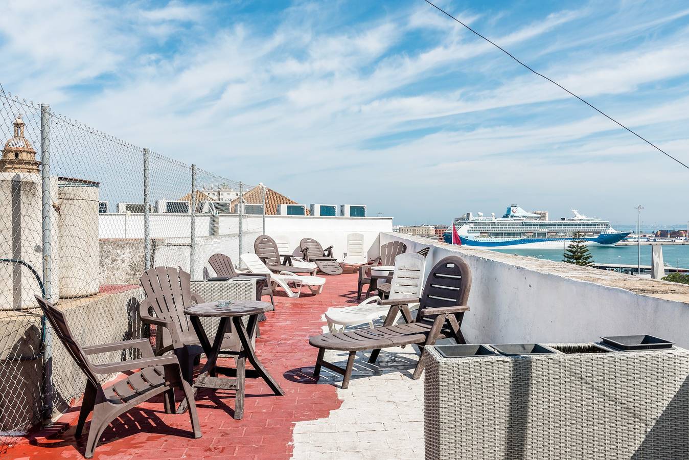 Apartamento entero, Lindo apartamento con aire acondicionado y terraza en la azotea, vista al mar, balcón y Wi-Fi; se admiten mascotas bajo petición in Cádiz, Costa de la Luz