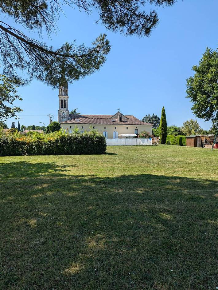 Location de vacances pour 13 personnes, avec terrasse et piscine, animaux acceptés à Baleyssagues