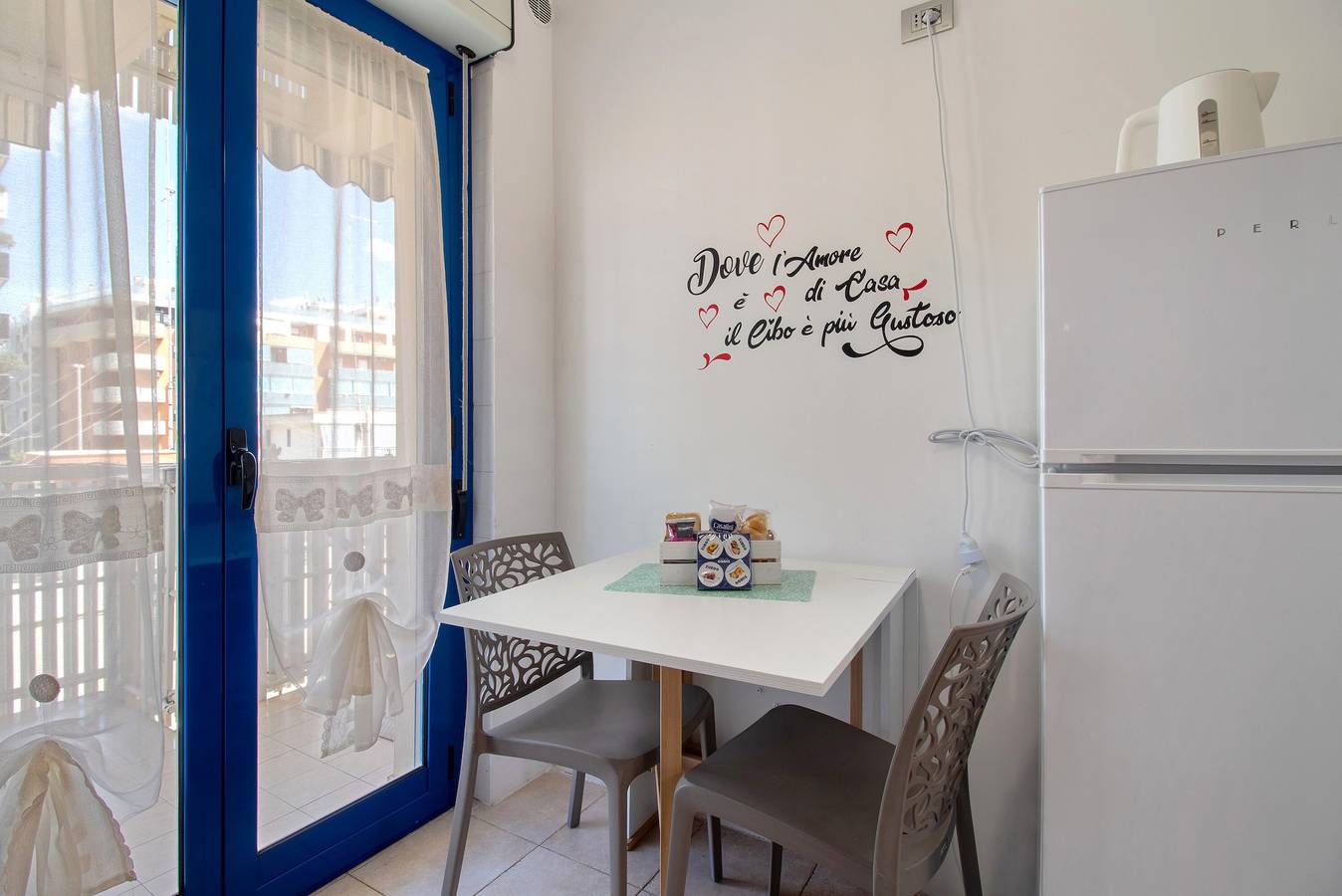 Appartamento intero, Appartamento 'Oltremare' con vista mare, Wi-Fi e aria condizionata in Bari, Provincia di Bari