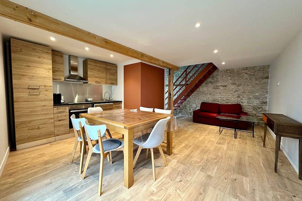 Pretty outbuilding near forest -Nemours in Poligny (Seine-et-Marne), Sena y Marne