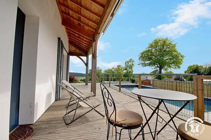 Location de vacances pour 2 personnes, avec terrasse ainsi que piscine et jardin à Béganne