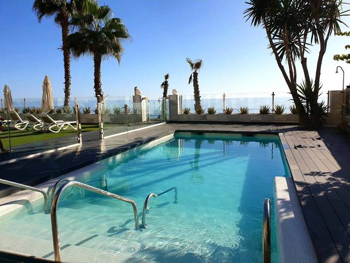 Hotel para 2 personas, con piscina además de terraza y jardín - 1