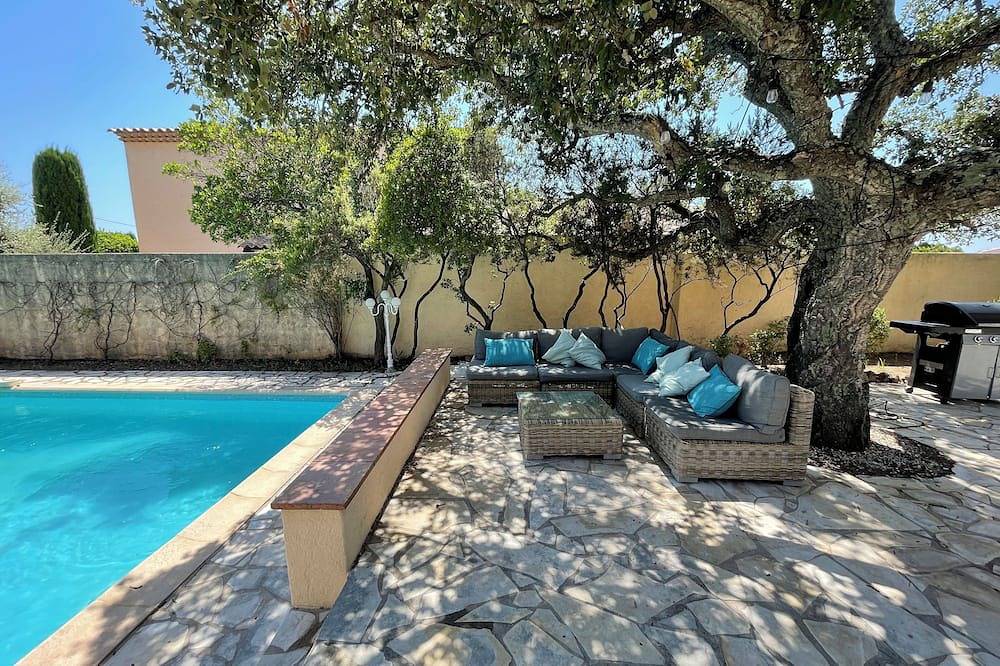 Spacious house with swimming pool 10 minutes from the sea. in Roquebrune-sur-Argens, Costa mediterránea (Francia)