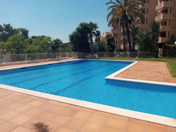Apartamento de vacaciones para 4 personas, con jardín además de balcón y piscina - 1