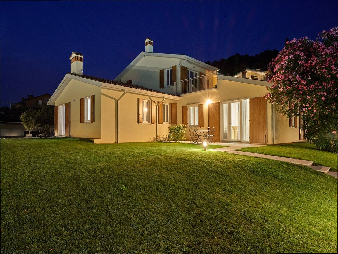 Ganze Wohnung, Apartement mit eigenem Jacuzzi am Gardasee in Torri del Benaco, Gardasee-Berge