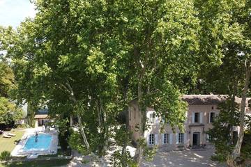 Location de vacances pour 10 personnes, avec jardin et jacuzzi à Sénas