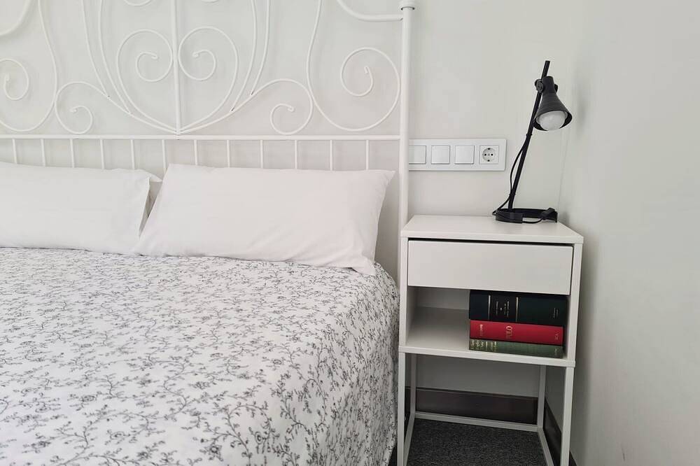 One of 3 identical  for 4 can be let together to sleep 12  opposite the Parador de Carmona - Casa Xanadu in Carmona, Sevilla Provinz