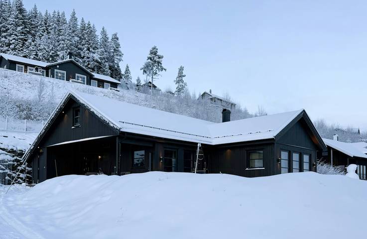 Moderne Hütte mit Freizeitangeboten und Feuerstelle in der Nähe von Voss in Voss