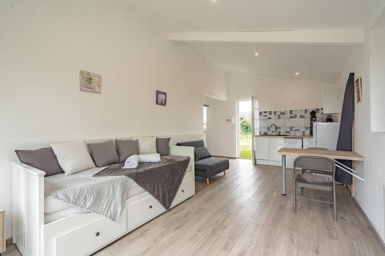 Studio entier, Studio 'Au Petit Chez Nous' avec terrasse privée, jardin privé et Wi-Fi in Cozes, Région de Saintes