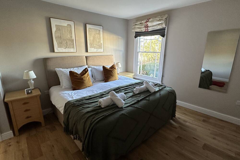 Entire apartment, The Penthouse Retreat - Cozy Top-Floor 1Br in Exeter, Devon