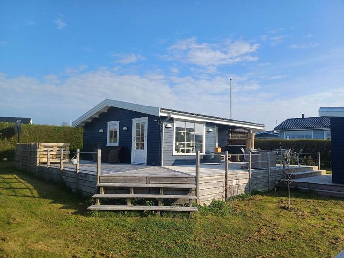 Ferieudlejning for 6 personer, med Terrasse og Have i Karrebæksminde
