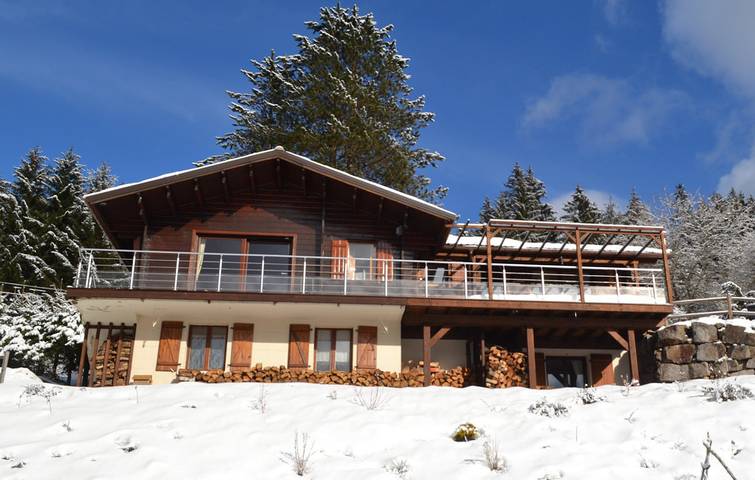 Chalet pour 6 personnes, avec balcon ainsi que piscine et jardin