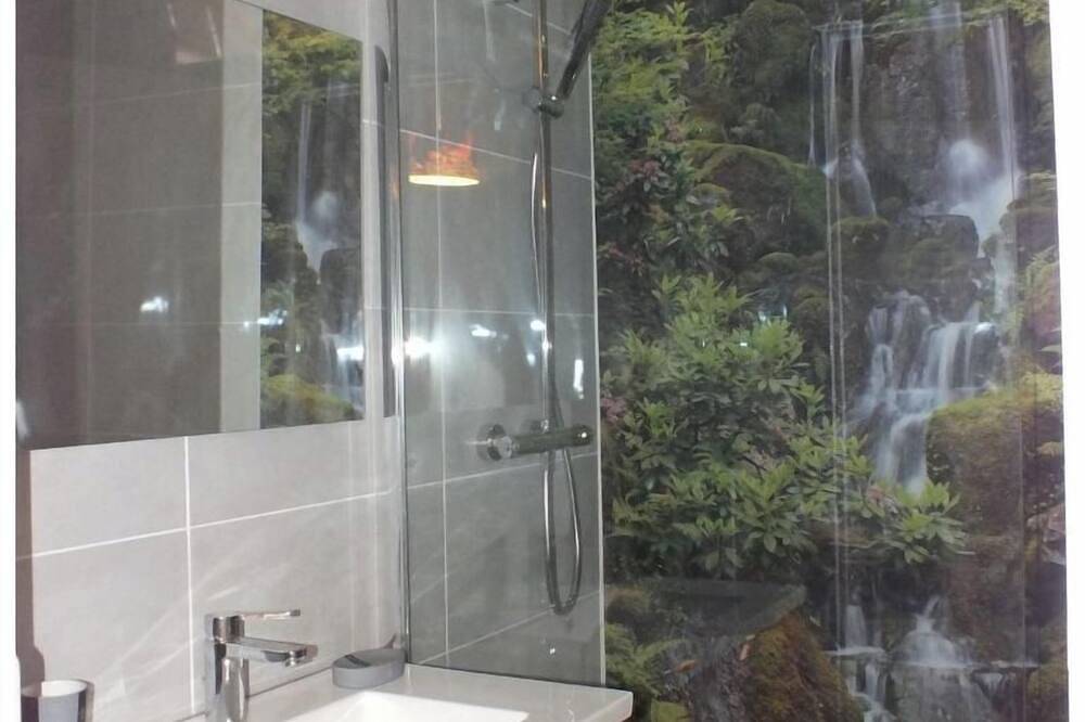 Entire apartment, Residence Mifaly - Red and white decor apartment in Châteauroux, Châteauroux region