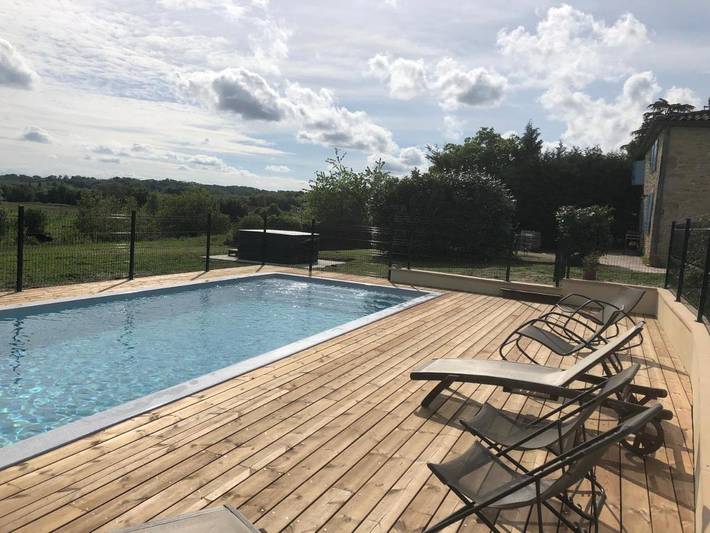 Location de vacances pour 12 personnes, avec jacuzzi ainsi que jardin et piscine, adapté aux familles à Baleyssagues