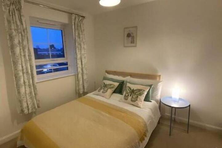 Serenity by the Canal House near City Centre with 2 Parking ( Sleeps 5 ) in Coventry, Birmingham y alrededores
