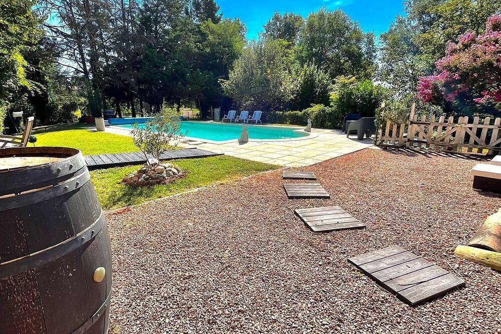 Ancien Chai 6 Personnes Avec Piscine, au Cœur du Vignoble Gaillacois in Gaillac, Albi region
