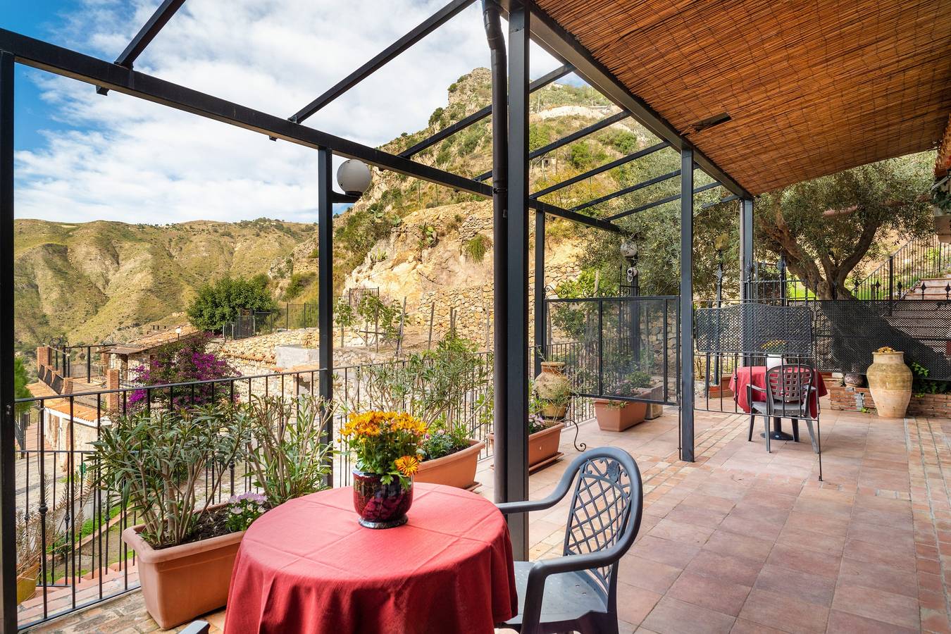 Apartamento entero, Apartamento vacacional 'Garden Cottage I Dammusi - Ulivo' con vistas a la montaña in Castelmola, Provincia de Messina