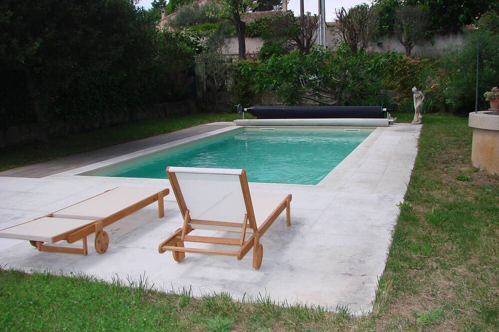 Villa with pool near town center, Luberon in Pertuis, Parc naturel régional du Luberon
