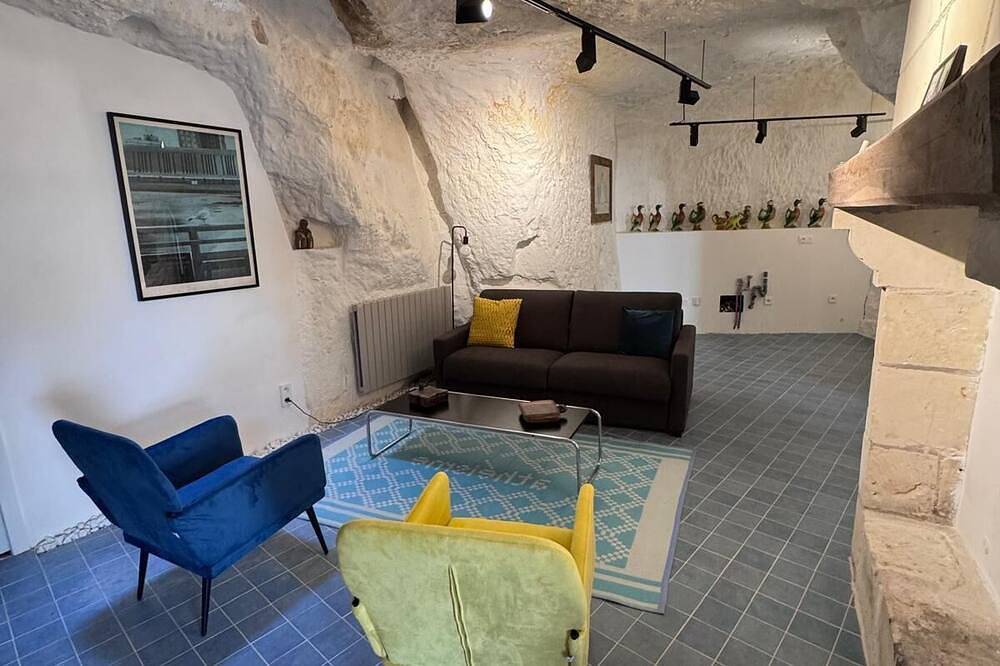 Family suite in troglodyte house with access to indoor swimming pool in La Roche-Clermault, Loire-Tal