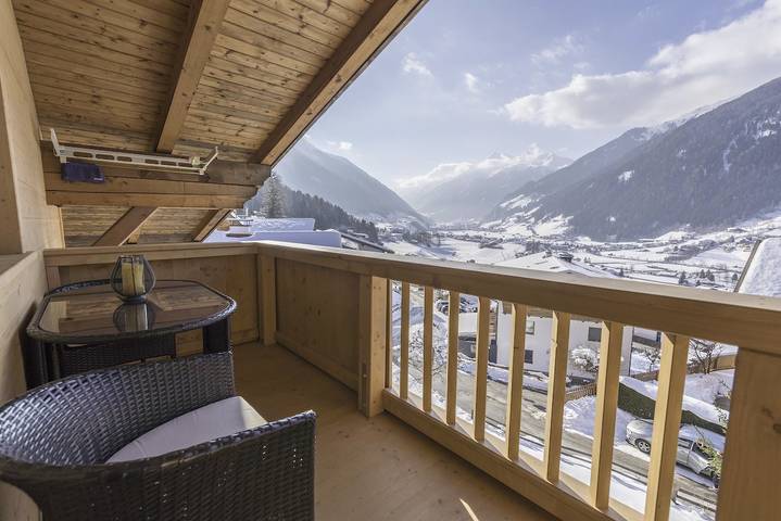 Ferienwohnung für 3 Personen, mit Balkon und Terrasse sowie Ausblick in Neustift im Stubaital