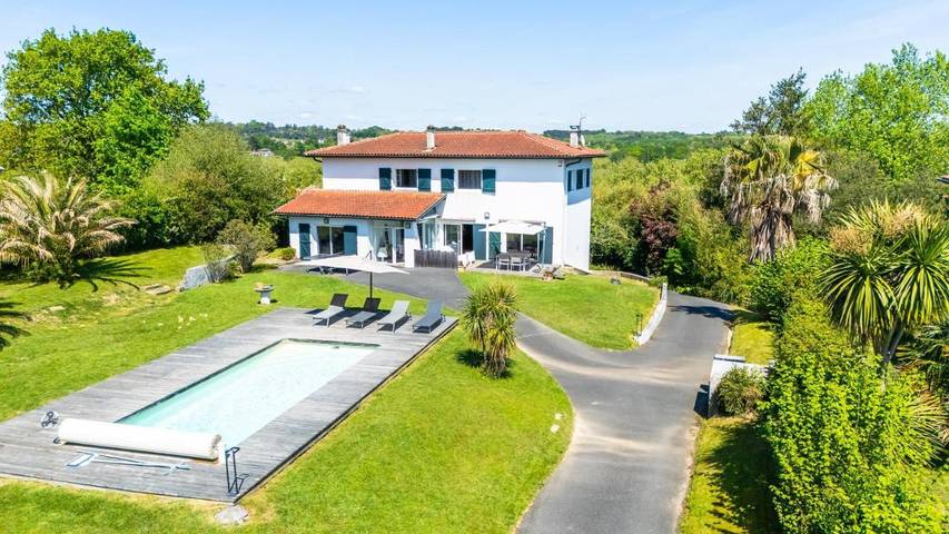 Villa pour 8 personnes, avec jardin ainsi que terrasse et piscine