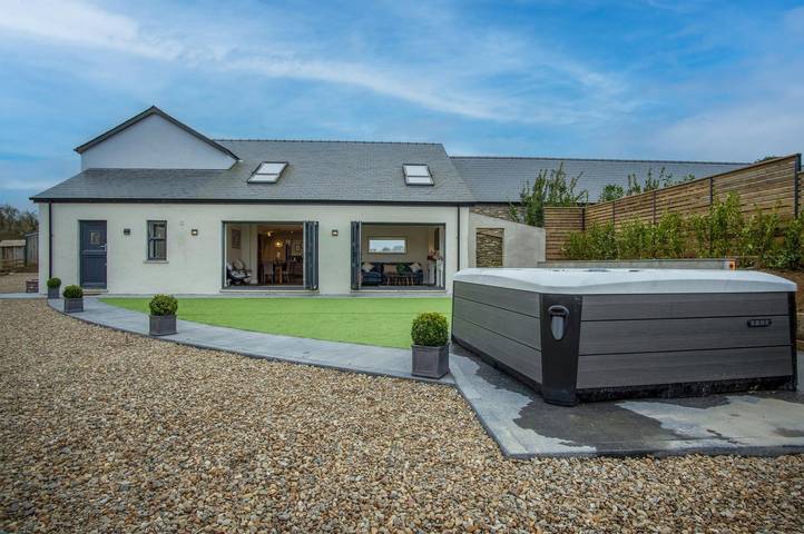 Log cabin for 7 people, with Hot tub and Terrace as well as Garden in Narberth