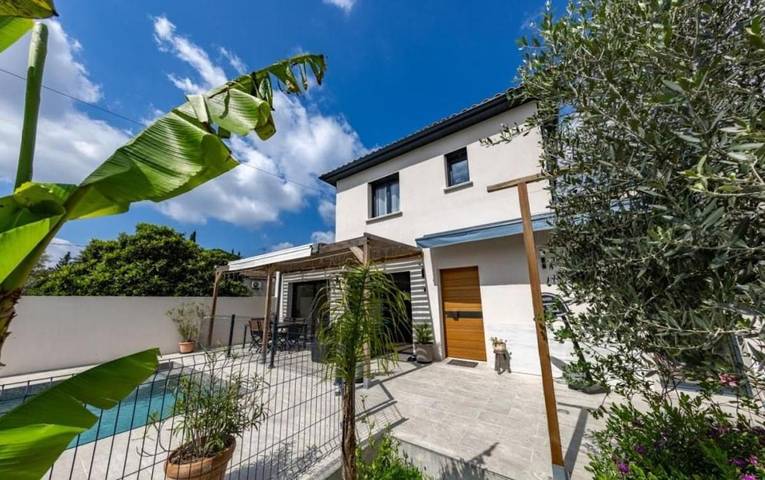 Location de vacances pour 8 personnes, avec piscine et terrasse à Aigues-Vives