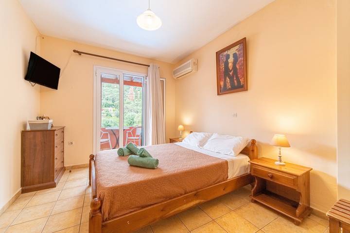 Gîte pour 2 personnes, avec bassin pour enfant et balcon dans Paleokastritsa