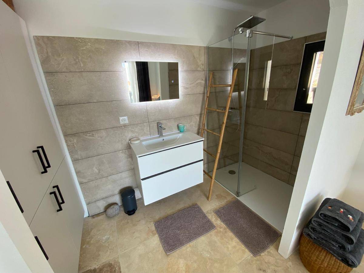 Appartement entier, Sur le port des Saintes in Saintes-Maries-de-la-Mer, Côte méditerranéenne (France)