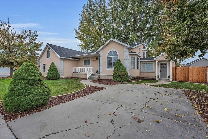 Vacation rental for 18 people, with terrace and yard as well as hot tub in Provo