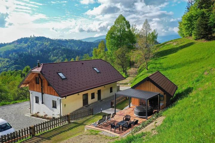 Ferienhaus für 6 Personen, mit Balkon und Whirlpool sowie Terrasse und Garten