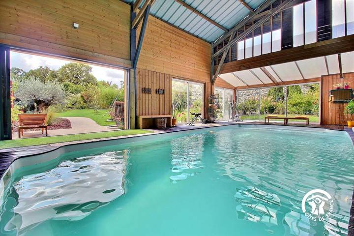 Gîte pour 4 personnes, avec jacuzzi et jardin ainsi que piscine et terrasse