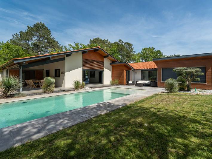 Ferienhaus für 14 Personen, mit Terrasse und Garten sowie Pool in Biscarrosse