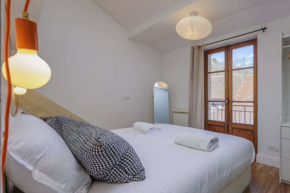 Les Volets Bleus – Charming Village House in Menthon-Saint-Bernard, Annecy region