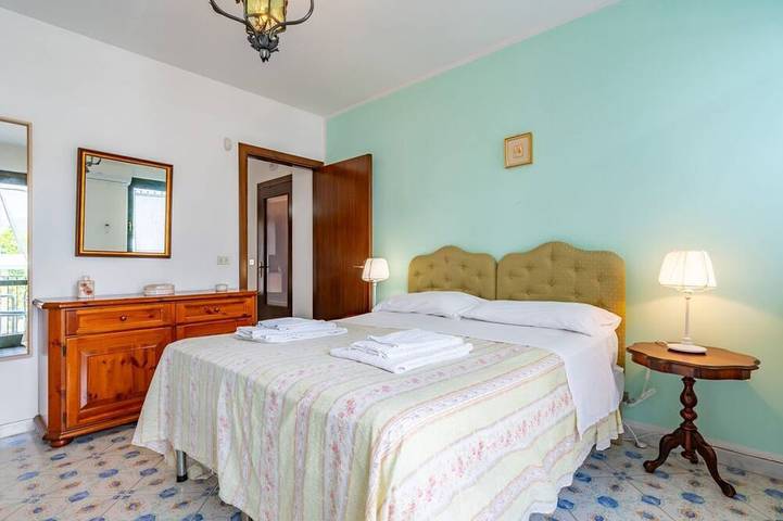 Entire apartment, Guesthost - Cozy 55 sqm apartment in Mascali, ideal for 4 people. Equipped with air conditioning, and 2 balconies, the apartment offers comfort and convenience. Located just 1 minute walk from the beach, with a road next to the building providing direct in Fondachello, Mascali