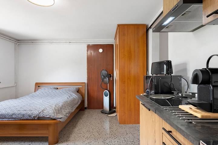 Entire studio, Studio “Les Iris” with Shared Terrace, Communal Garden, and Wi-Fi in Pont-Saint-Esprit, Nimes region