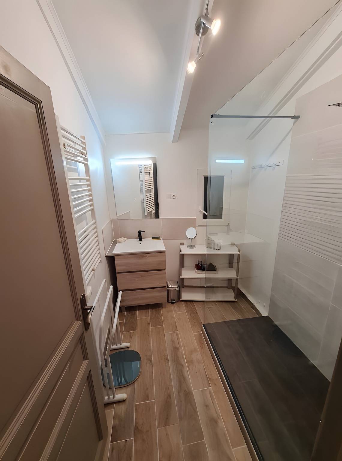 Bed & Breakfast 'Chambre Chez Thibaut Et Sophie' mit Bergblick, Terrasse & Wlan in La Motte-d'Aigues, Regionaler Naturpark Luberon