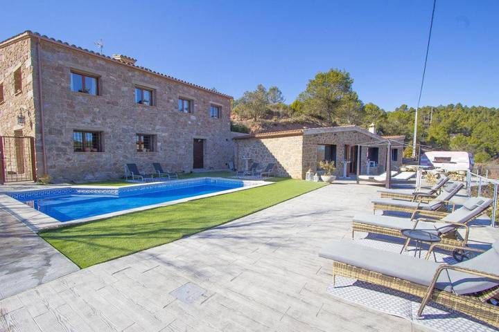 Casa rural para 20 personas, con Terraza y Jardín además de Piscina y Vistas en Rubió 