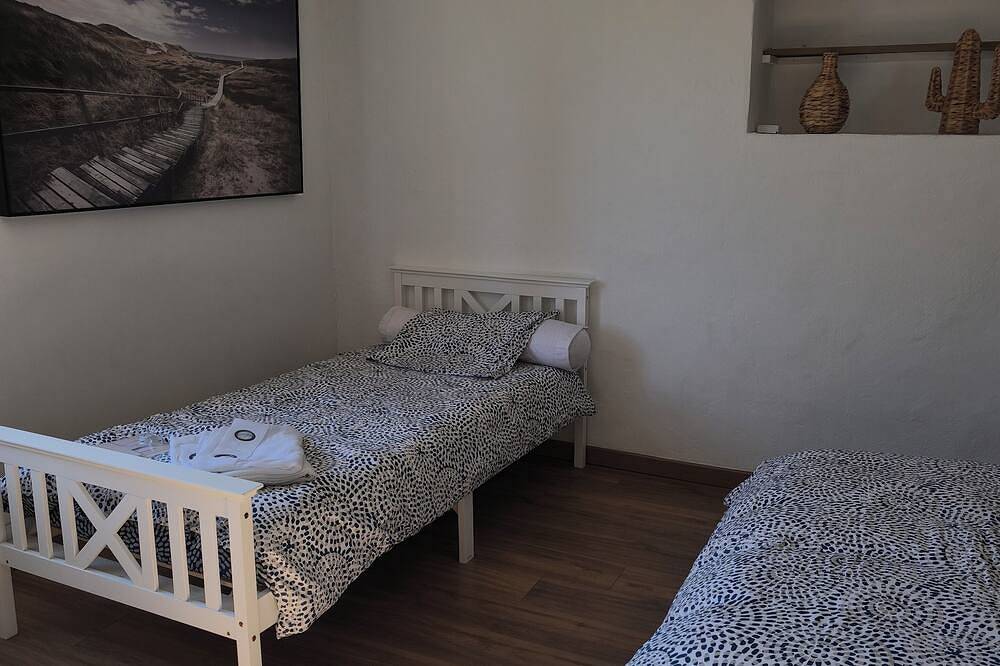 Charming country cottage with view in Aramon, Region de Nimes