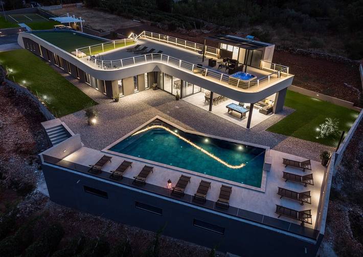 Villa für 12 Personen, mit Balkon/Terrasse und Garten sowie Pool in Dalmatien