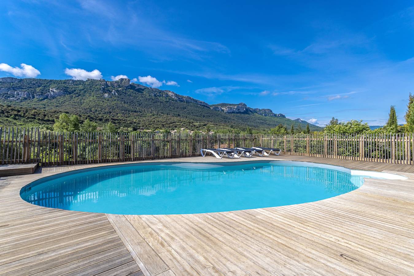 Chalet 'Canada' avec vue sur les montagnes, piscine partagée et jardin privé in Rouffiac-des-Corbières, Parc naturel régional Corbières-Fenouillèdes