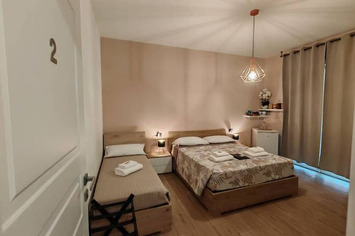 2) Double room with private bathroom 8 minutes from Milan Malpensa airport in Gallarate, Varese Provinz