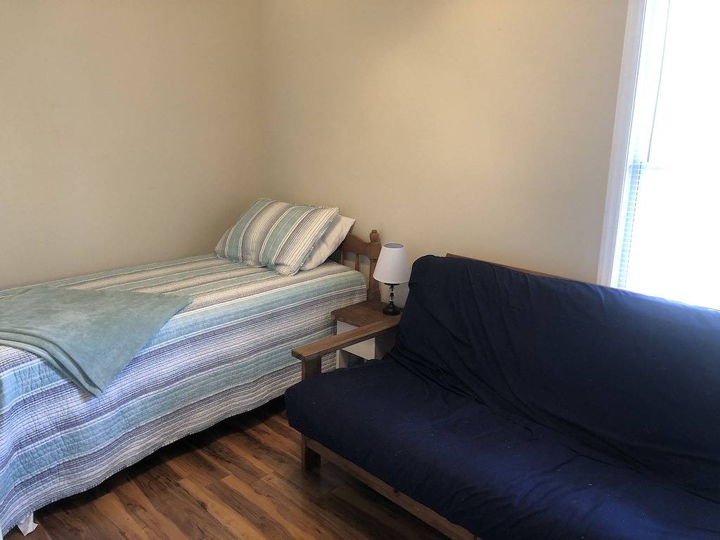 Waterfront - großes Dock - ruhige Cul-de-Sac-Straße - Lage an der Cove - Komfort in Smith Mountain Lake