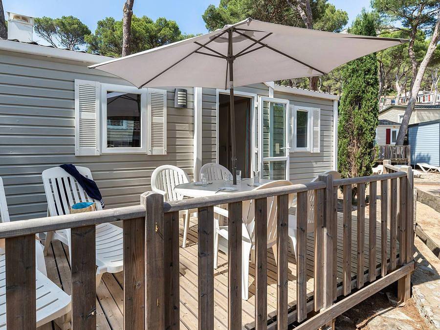 Camping Bella Sardinia - Mobilhome 6 personnes - Classic | 2 Ch. | 4/6 Pers. | Terrasse surélevée non couverte | Clim. in Is Arenas, Cuglieri