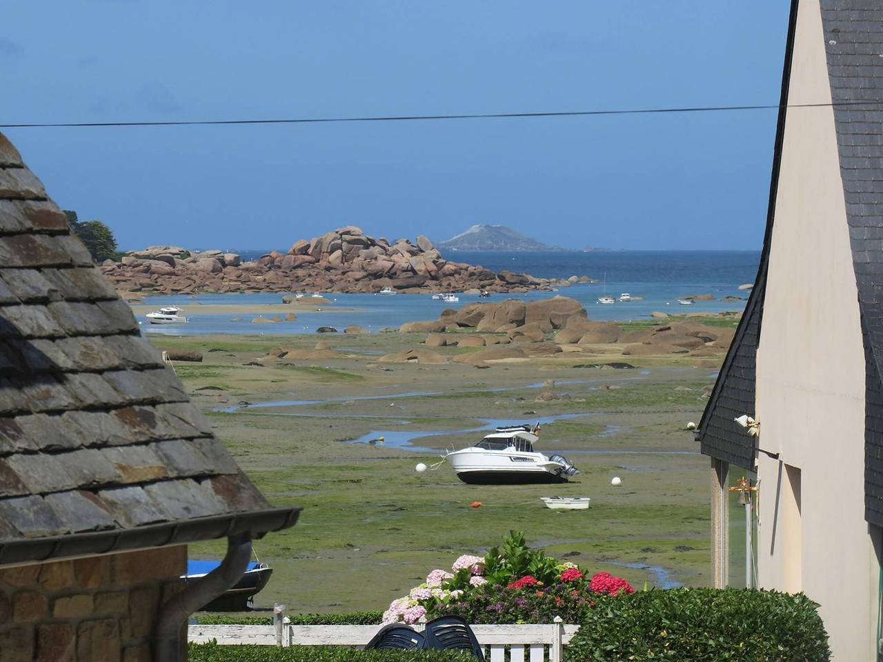Bretonisches Haus mit Garten 50m von der Bucht Ste Anne in Trégastel, Rosa Granitküste