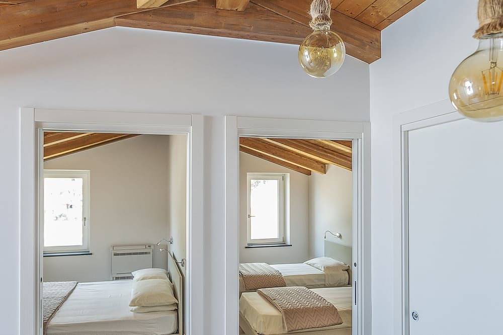 Appartamento intero, Newly refurbished apartment with a private panoramic terrace near Sorrento in Vico Equense, Monti Lattari